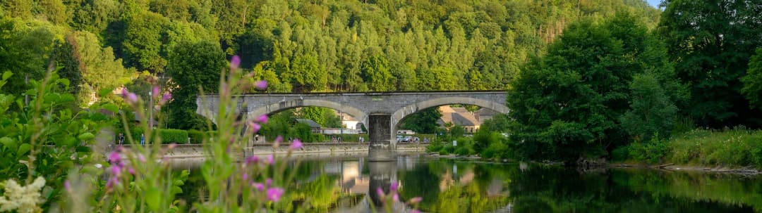 De stenen brug over de Semois in Bohan